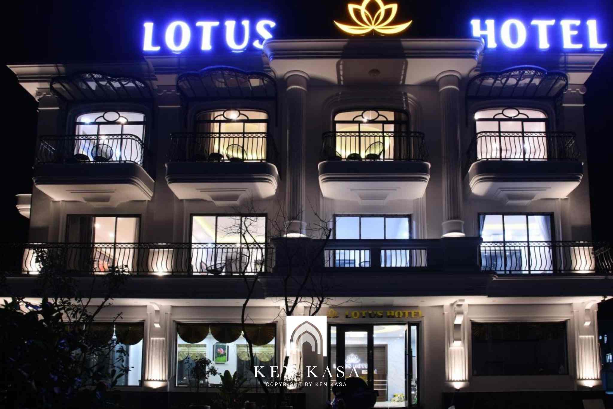 Khung cảnh của khách sạn Lotus vào ban đêm 